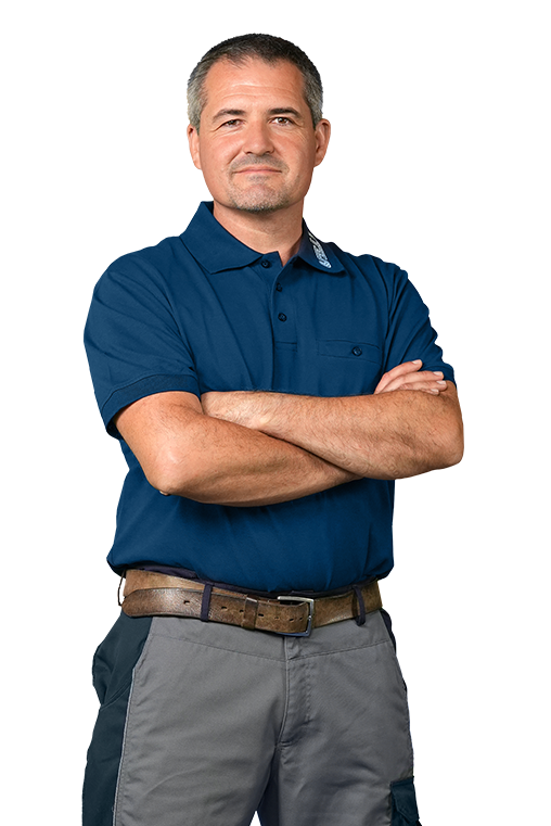 Ein Mann mittleren Alters mit kurzen grauen Haaren steht selbstbewusst mit verschränkten Armen da. Er trägt ein marineblaues Poloshirt, eine graue Hose und einen braunen Gürtel. Der Hintergrund ist transparent.