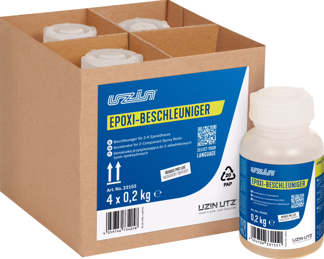 UZIN_Dummy_Epoxy Accelerator-carton_2024-05 Zbliżenie na brązowe kartonowe opakowanie z czterema przegrodami, zawierające małe białe plastikowe butelki z zakrętkami. Na przedniej etykiecie w kolorach niebieskim i żółtym widnieje napis 'EPOXI-BESCHLEUNIGER', logo 'UZIN' oraz informacje o produkcie, np. '4 x 0,2 kg', kod QR i symbol recyklingu. Widoczna jest faktura kartonu i przegród, wieczka butelek oraz część butelki po prawej stronie na białym tle; etykiety są wielojęzyczne.