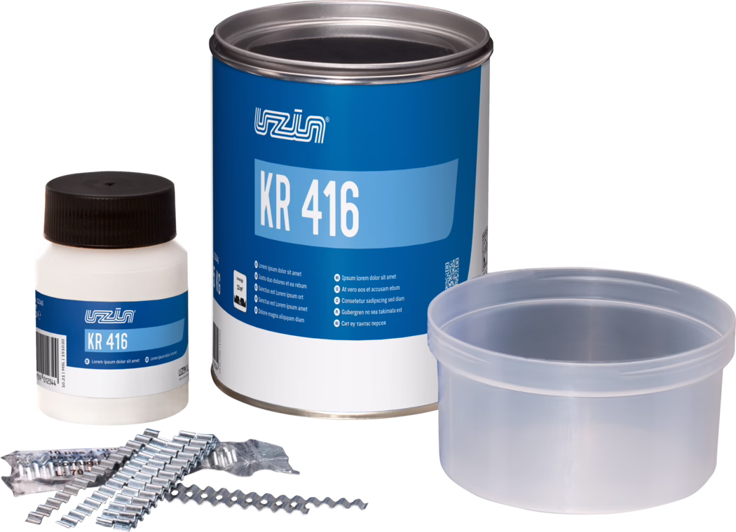 UZIN_Dummy_KR 416_2022-01 Close-up photograph of product containers and accessories used for adhesives or coatings: a tall metal can with a blue label prominently displaying the code "KR 416", a small white plastic bottle with a black screw cap and matching blue label, a translucent plastic mixing cup, and a pile of corrugated metal strips. The image highlights packaging details such as the brand logo, product code, barcode and small printed instructions on a clean white background, with even studio lighting that reveals the metal can rim, cup interior and textured surfaces.
