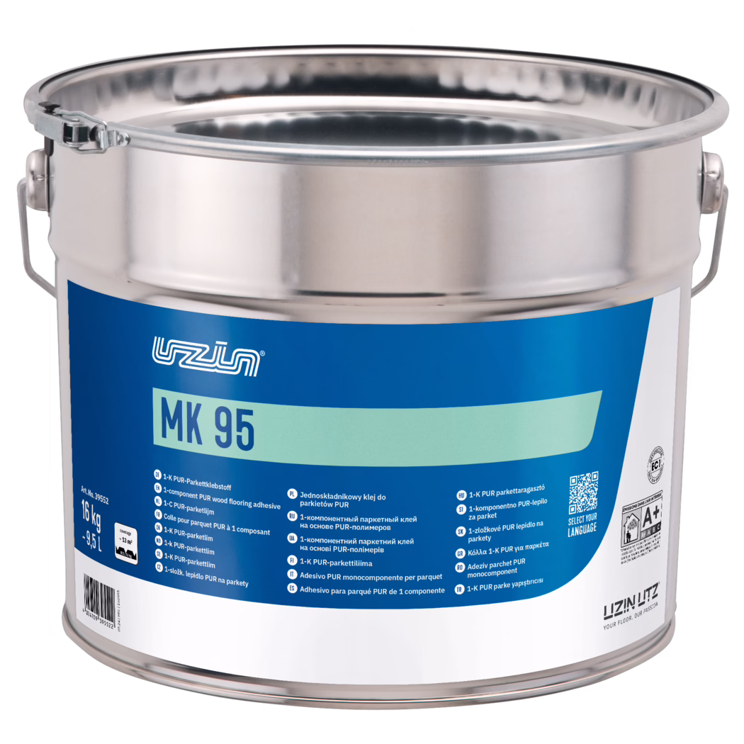 UZIN_Dummy_MK 95-16kg_2024-11 Zbliżenie metalowego cylindrycznego pojemnika przeznaczonego do kleju podłogowego. Błyszczące wiadro ze stali nierdzewnej ma zdejmowaną pokrywę z zaciskiem i metalowy uchwyt; duża niebieska etykieta z napisem «MK 95» i wielojęzycznymi informacjami wskazuje, że jest to jednoskładnikowy klej PUR do parkietu o pojemności około 16 kg (9,5 l). Zdjęcie koncentruje się na odblaskowej krawędzi, zamku wieczka i górnej części etykiety; dominujące kolory to srebrny, ciemnoniebieski i jasny morski.