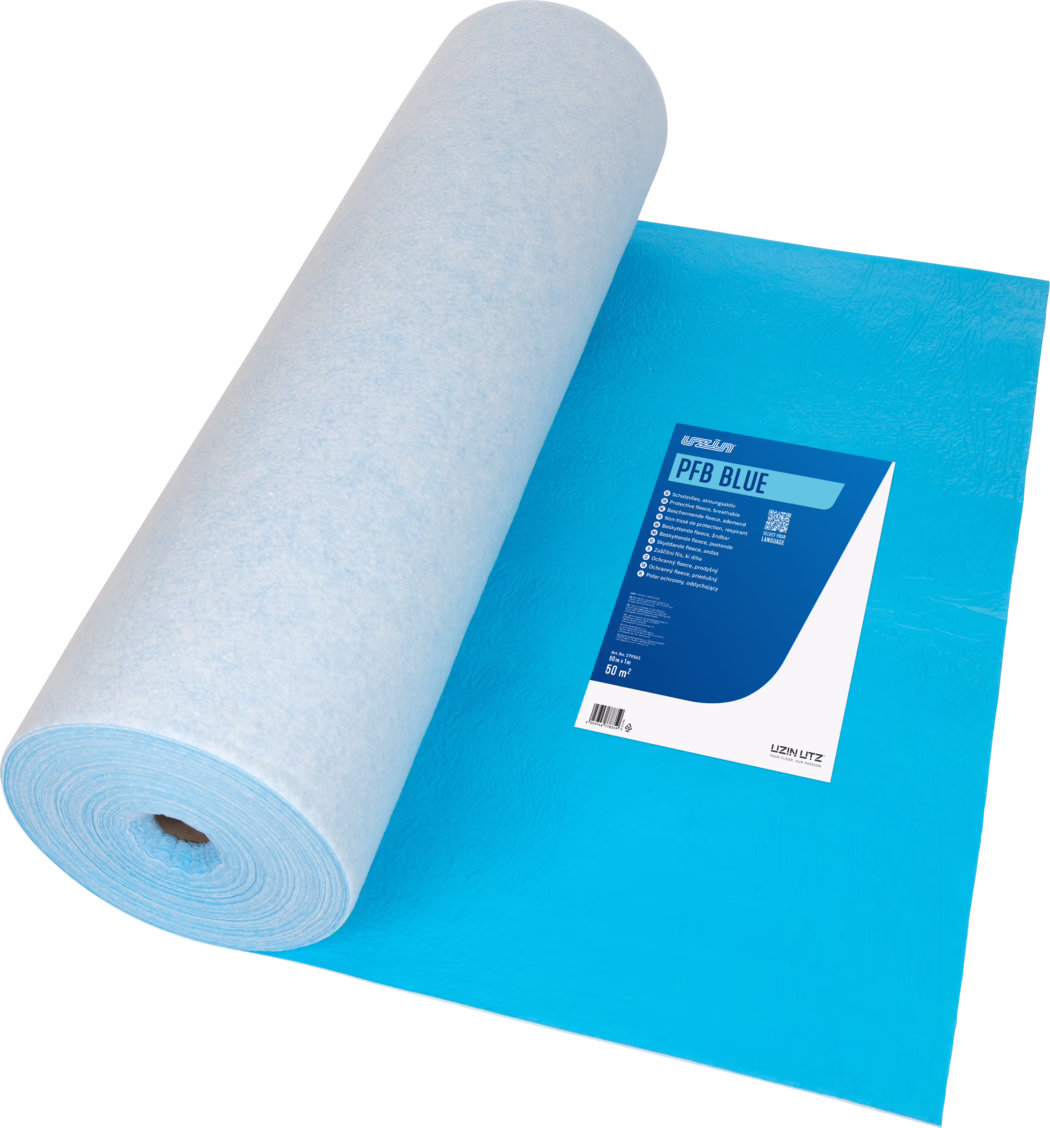 UZIN_Dummy_PFB BLUE_50m2_2026-08 Zbliżenie dużej rolki jasnoniebieskiego włókniny ochronnej lub materiału podkładowego, częściowo rozwiniętej na intensywnie niebieskiej podkładce. Cylindryczna rolka ma miękką, włóknistą biało-niebieską powierzchnię i widoczne w jednym końcu tekturowe jądro. Na niebieskiej folii znajduje się nadrukowana etykieta z nazwą 'PFB BLUE' oraz danymi technicznymi i kodem kreskowym. Zdjęcie podkreśla fakturę, grubość materiału i opakowanie; czyste białe tło i równomierne oświetlenie.