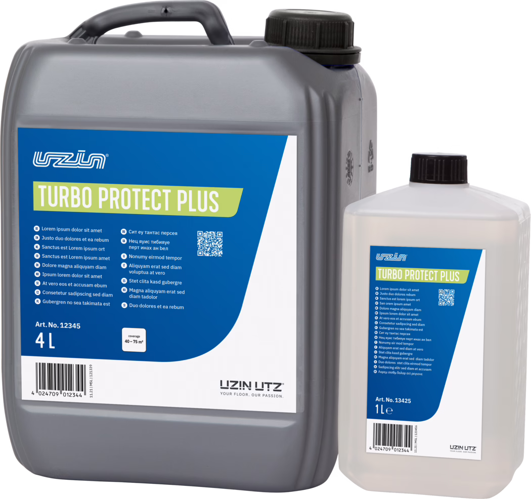 UZIN_Dummy_Turbo Protect Plus_INT_2022-01 Zbliżenie dwóch plastikowych kanistrów: duży szary kanister 4 litry po lewej i mniejsza półprzezroczysta butelka 1 litr po prawej. Oba mają niebieskie prostokątne etykiety ze zielonymi akcentami z napisem 'TURBO PROTECT PLUS' oraz logo UZIN UTZ. Szary kanister ma czarną zakrętkę i zintegrowaną rączkę na górze; biała butelka również ma czarną zakrętkę. Na etykietach widoczne są krótkie wielojęzyczne linie tekstu, kod QR, numery artykułów (Art. No. 12345 i 13425), kod kreskowy oraz informacje o pokryciu. Zdjęcie wykonane na białym tle, z naciskiem na etykiety, zakrętki i górne części pojemników.