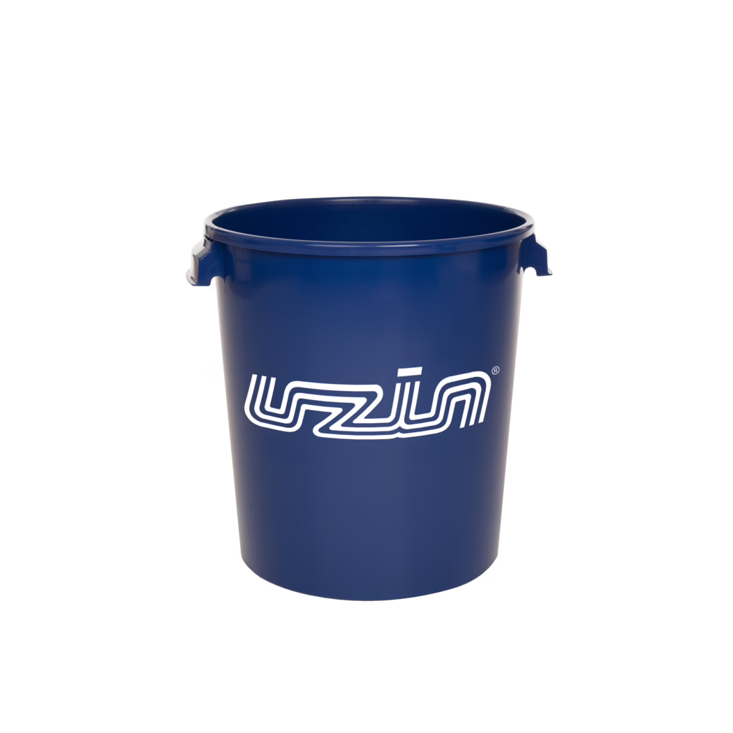 UZIN_Dummy_mixing bucket_2026-04 Wysokie, cylindryczne wiadro z ciemnoniebieskiego plastiku o gładkiej, błyszczącej powierzchni z białym, stylizowanym logo na przedniej stronie. W wiadrze znajdują się dwa małe wbudowane uchwyty przy krawędzi oraz otwarte, puste wnętrze; zdjęcie wykonane na jednolitym białym tle z delikatnym cieniem u podstawy.