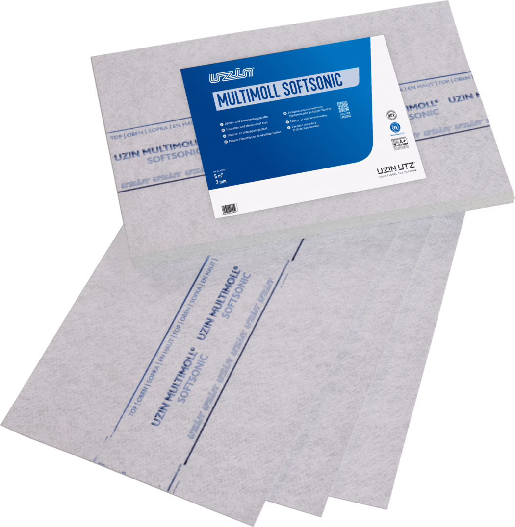 UZIN_Dummy_Multimoll Softsonic_2024-09 Szare włókniste płyty podkładowe opatrzone napisem 'UZIN MULTIMOLL SOFTSONIC'. Trzy cienkie arkusze ułożone są wachlarzowo, jeden leży na wierzchu i pokazuje dużą niebiesko-białą etykietę z nazwą produktu, specyfikacją (6 m², 3 mm), małymi ikonami i logo UZIN. Płyty mają niebieskie linie pomocnicze i powtarzające się oznakowanie; produkt przeznaczony jest do izolacji akustycznej i przeciwuderzeniowej pod wykładziny takie jak laminat, parkiet czy winyl.