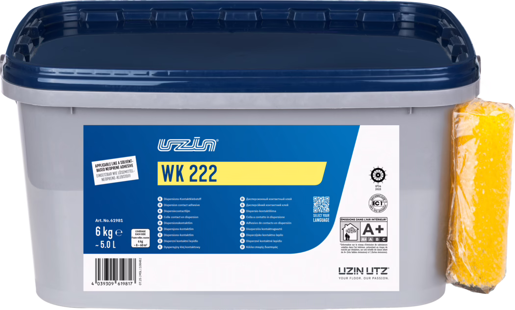 UZIN_Dummy_WK 222-6kg_2025-11 Prostokątne szare plastikowe wiadro z ciemnoniebieską zamykaną pokrywą i niebiesko‑żółtą etykietą z napisem 'WK 222'. Pojemnik oznaczony '6 kg (~5,0 L)' zawiera ikony techniczne, kod kreskowy oraz wielojęzyczne informacje o produkcie. Po prawej stronie przymocowana jest żółta gąbka zapakowana w plastik. Na etykiecie widnieje marka 'Uzin Utz' oraz symbol A+ dotyczący emisji do powietrza w pomieszczeniach. Zdjęcie na białym tle, ostre i równomiernie oświetlone.