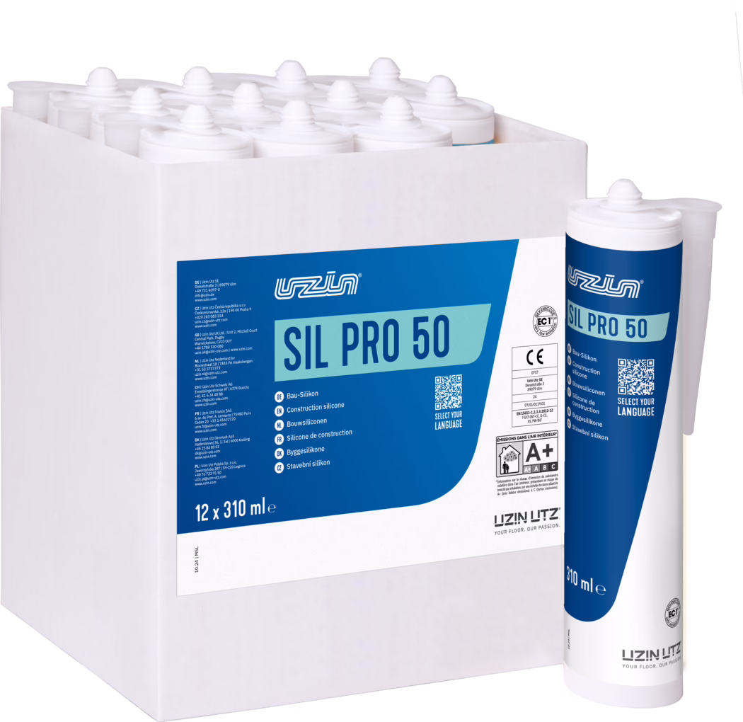 UZIN_Dummy_SIL PRO 50_310ml_2024-11 Białe kartonowe pudełko zawierające dwanaście białych plastikowych nabojów SIL PRO 50 silikon budowlany (12 x 310 ml) z niebiesko-białymi etykietami; jeden nabój stoi na zewnątrz pudełka, ukazując nazwę produktu, logo marki, kod QR i oznaczenie pojemności na białym tle.