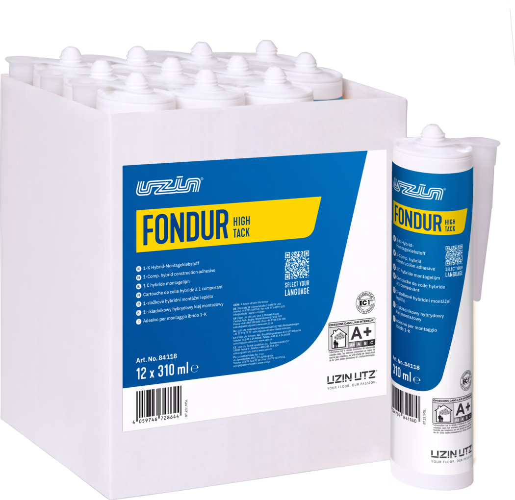 UZIN_Dummy_Fondur HighTack-carton_2023-10 Pudełko zawierające dwanaście białych nabojów kleju montażowego UZIN FONDUR High Tack z niebiesko‑żółtą etykietą; jeden nabój stoi obok pudełka, widoczny jest aplikator i nadruk marki. Białe opakowanie na białym tle.