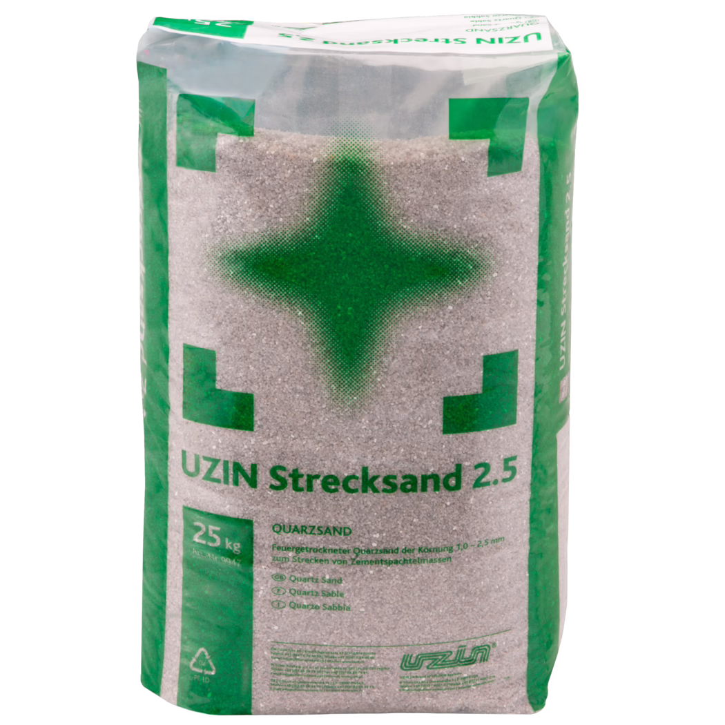 Plastikowy worek 25 kg piasku kwarcowego UZIN Strecksand 2.5; przezroczyste opakowanie pokazuje beżowo-szare ziarenka i zielone nadruki z symbolem krzyża, nazwa produktu i waga nadrukowane na zielono.